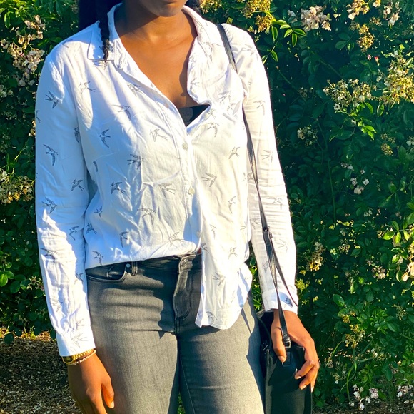 BLACK & WHITE EAGLE PRINT BLOUSE!!! - Picture 2 of 10